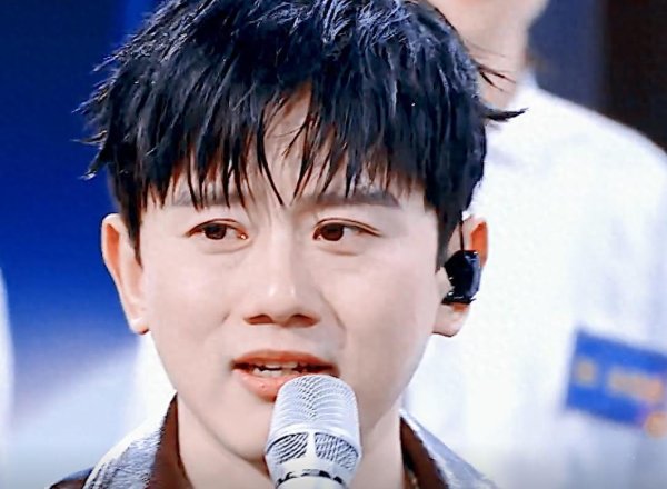 金牛网 一觉醒来天塌了？张杰演唱会突发意外，一个举动暴露他的真实人品